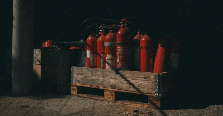 Extintores agrupados em um palete, prontos para entrega